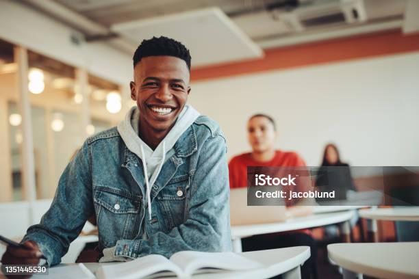 Afrikanischer Student Sitzt Im Klassenzimmer Stockfoto und mehr Bilder von Lernender - Lernender, Teenager-Alter, Universitätsstudent