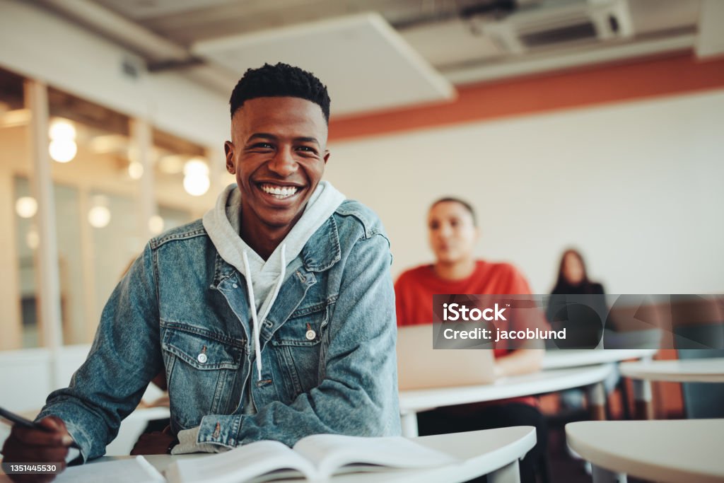 African student sitting in classroom - Royalty-free Pessoa a Estudar Foto de stock African student sitting in classroom - Royalty-free Pessoa a Estudar Foto de stock