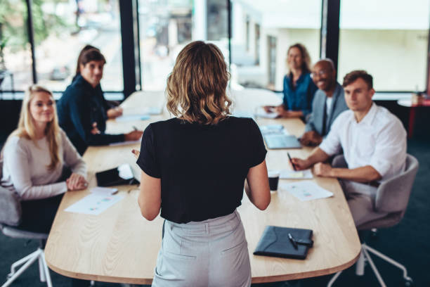 사무실에서 회의를 연설하는 사업가 - board room business person meeting business 뉴스 사진 이미지