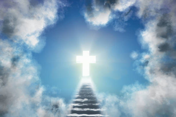 escalera que conduce a través de las nubes al cielo y al crucifijo. concepto de religión, cristianismo y vida después de la muerte. ilustración renderizada en 3d. - escalera hacia el cielo fotografías e imágenes de stock