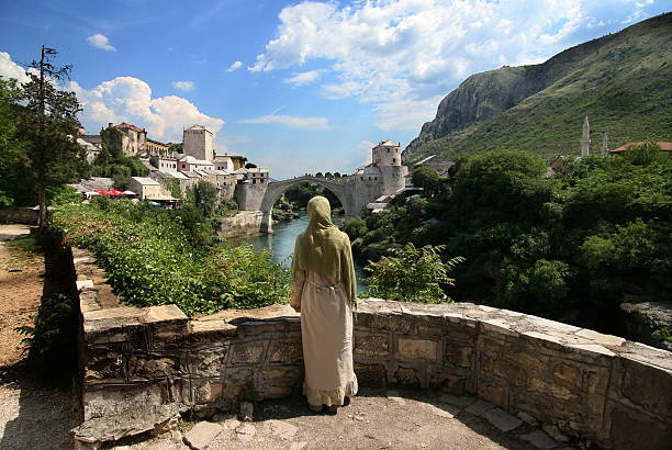 convertible fille à la recherche de la célèbre vieille ville de mostar bridge.bosnia-herzégovine - mostar photos et images de collection