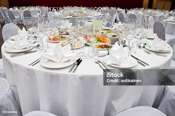 Luogo Di Ricevimento Matrimonio Bianco Pronto Per Gli Ospiti - Fotografie stock e altre immagini di Alimentazione sana
