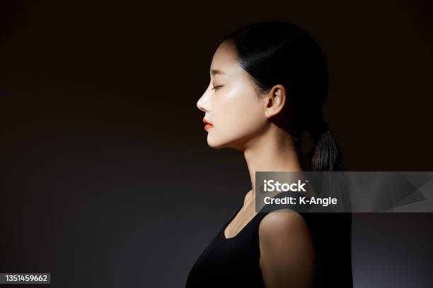 光と影の若いアジアの女性のエレガントな美しさの肖像画