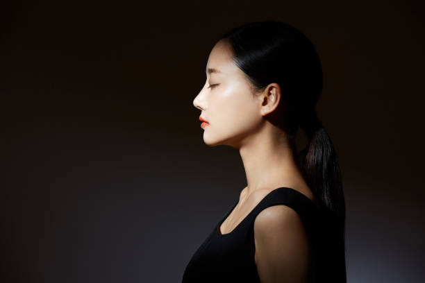 элегантный портрет красоты молодой азиатской женщины в свете и тени - women dress black young women стоковые фото и изображения