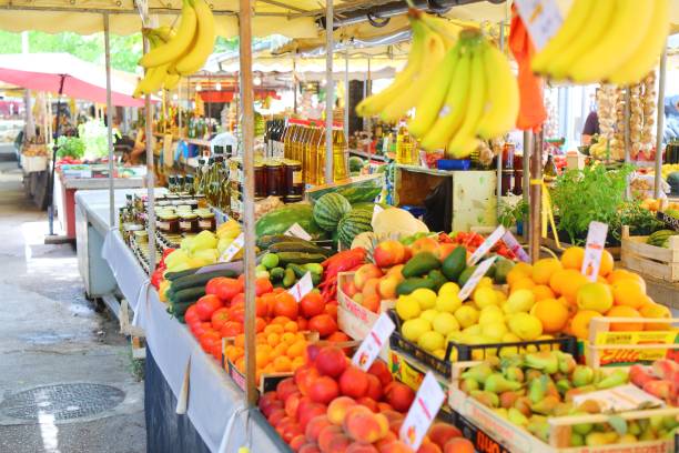 mercato alimentare croato - traù foto e immagini stock