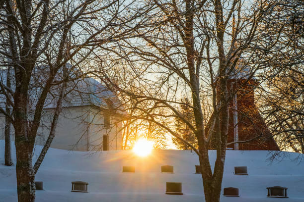 kościół i dzwonnica z promieniami słońca w śnieżną zimę - cemetery hill zdjęcia i obrazy z banku zdjęć