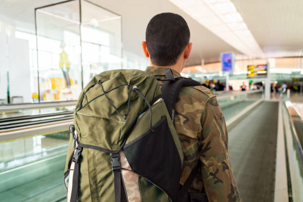 soldat sur la passerelle mobile de l’aéroport - entrance hall flash photos et images de collection