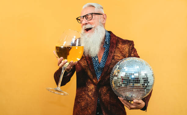 senior party man che festeggia il capodanno in discoteca - vitality luxury smiling household equipment foto e immagini stock