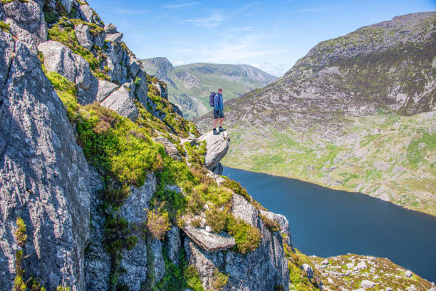 vista desde la cara norte de tryfan - wales snowdonia snowdonia national park mountain fotografías e imágenes de stock