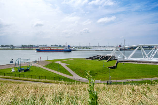 maeslantkering, ein riesiges sturmflutwälde am nieuwe waterweg, niederlande - nieuwe waterweg stock-fotos und bilder