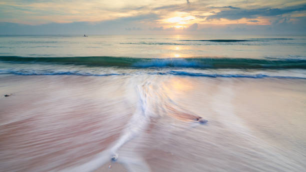 longa exposição tiro ondas de paisagem marinha na praia de areia e o nascer do sol fundo vintage imagens estilo tailândia - chumphon - fotografias e filmes do acervo