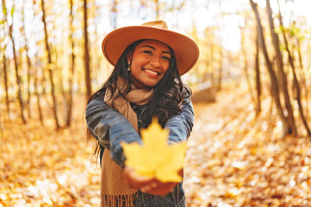 ritratto all'aperto autunnale di una bella giovane donna nera americana - autumn women leaf scarf foto e immagini stock