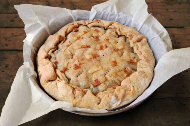 istock Whole savory pie with bacon freshly baked in a pan 1351485923