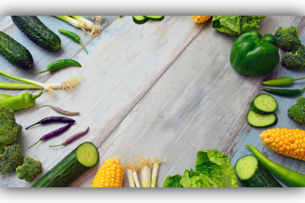 diferentes tipos de esparcidor de verduras en una mesa| antecedentes alimentarios - xero fotografías e imágenes de stock