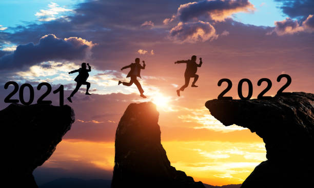 istock Businessman jumping from 2021 cliff to 2022 1351504038