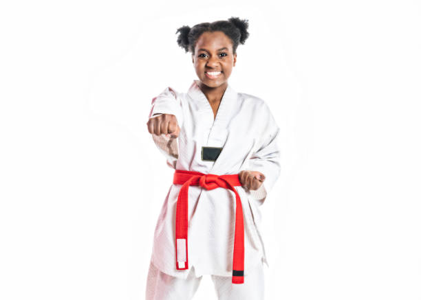 jeune combattant de karaté ceinture noire s’entraînant portrait isolé sur fond blanc - martial arts women tae kwon do black belt photos et images de collection