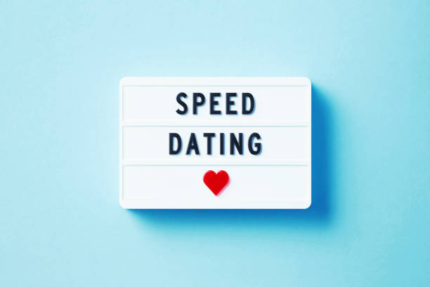 speed dating written white lightbox sitting on blue background - speed dating bildbanksfoton och bilder