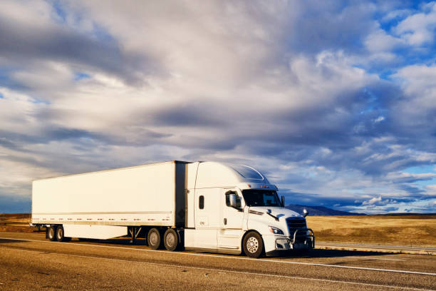 米国西部の田舎の州間高速道路での長距離セミトラック - semi truck ストックフォトと画像