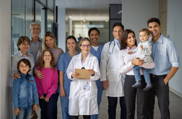 happy group of doctors and patients at the hospital - portrait doctor paramedic professional occupation imagens e fotografias de stock