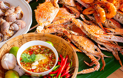 Seafood dishes such as grilled shrimp and crab and seafood sauce It consists of fresh chili, lime juice, ginger, garlic, sugar and fish sauce. A popular seafood set in Thailand.