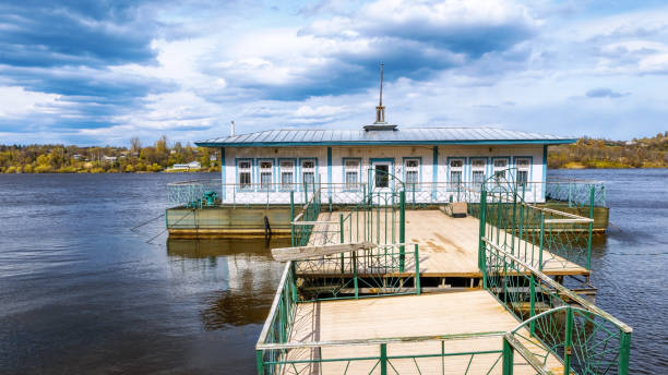 argine della città di ples. vecchio molo - russian culture foto e immagini stock