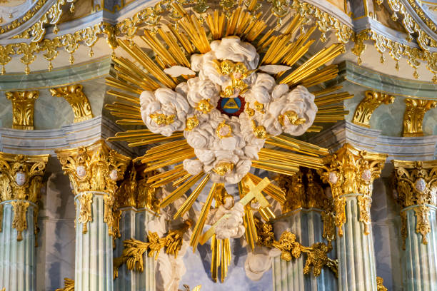 detail of the high altar in the famous dresden frauenkirche (church of our lady) - dresden frauenkirche stok fotoğraflar ve resimler