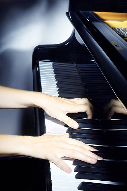 pianista tocando música de piano de manos. - classical chamber fotografías e imágenes de stock