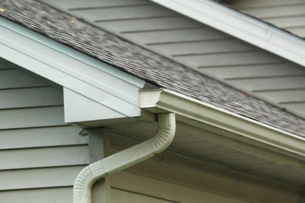 house gutter downspout roof soffit siding fascia - dakbalk stockfoto's en -beelden