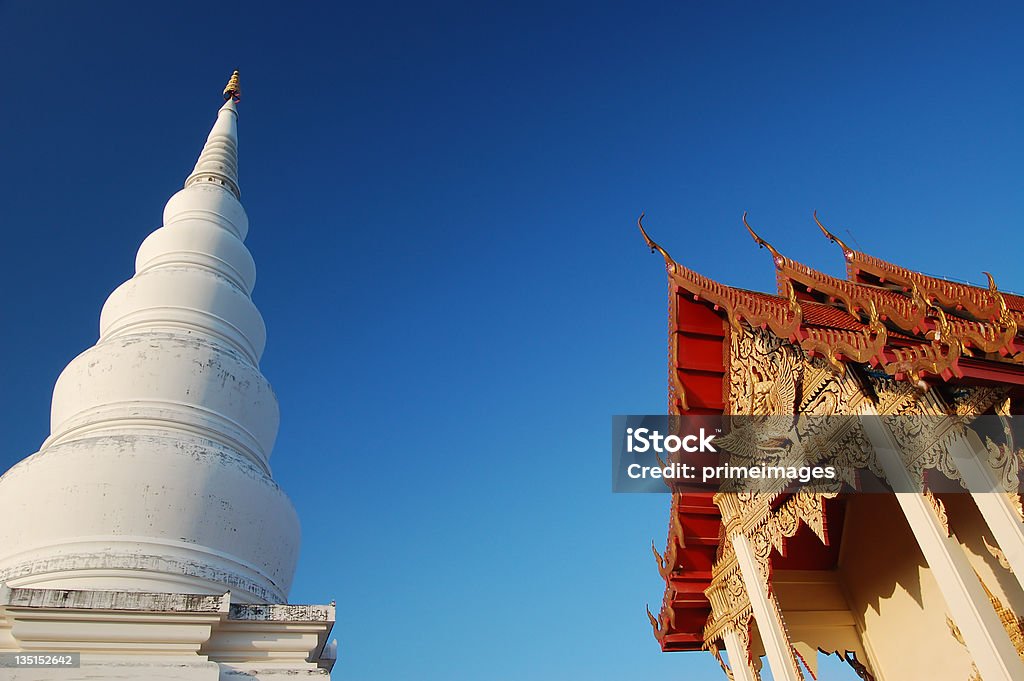 Dwa typu Temple w Błękitne Bezchmurne niebo w Tajlandii - Zbiór zdjęć royalty-free (Architektura)