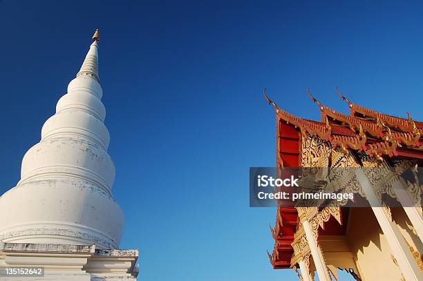 Dwa Typu Temple W Błękitne Bezchmurne Niebo W Tajlandii - zdjęcia stockowe i więcej obrazów Architektura