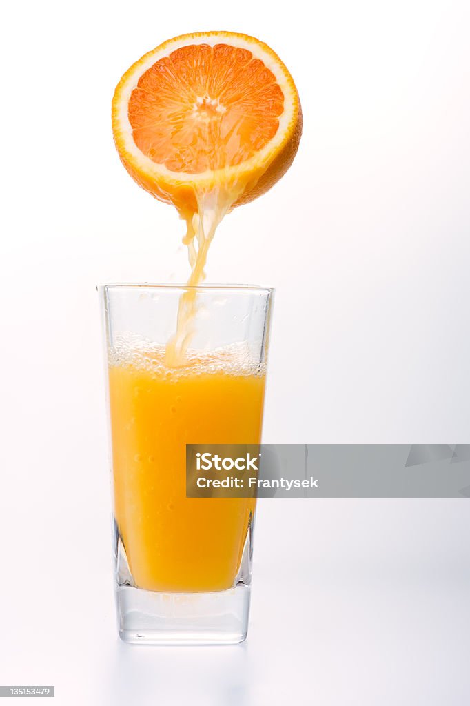 Jugo de naranja Verter en - Foto de stock de Echar libre de derechos