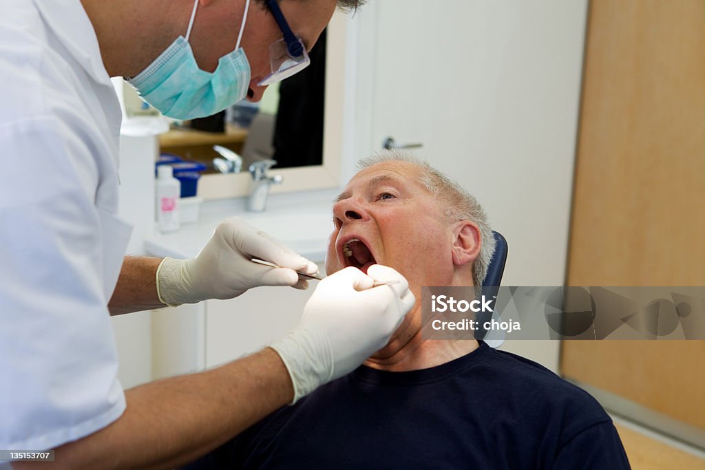 Homme Senior dans la Dentiste - Photo de Adulte libre de droits