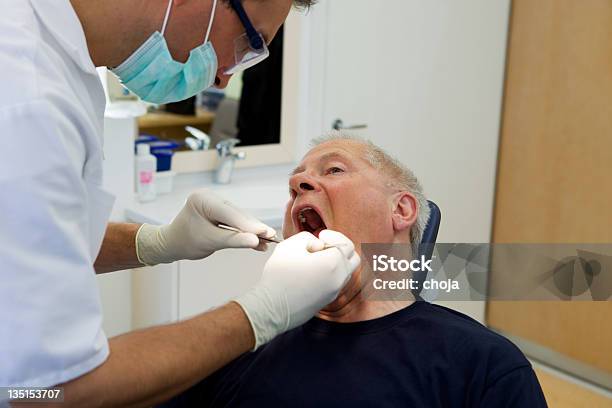 老人男性の歯科医 - アクティブシニアのストックフォトや画像を多数ご用意 - アクティブシニア, ヘルスケアと医療, ワーキングシニア
