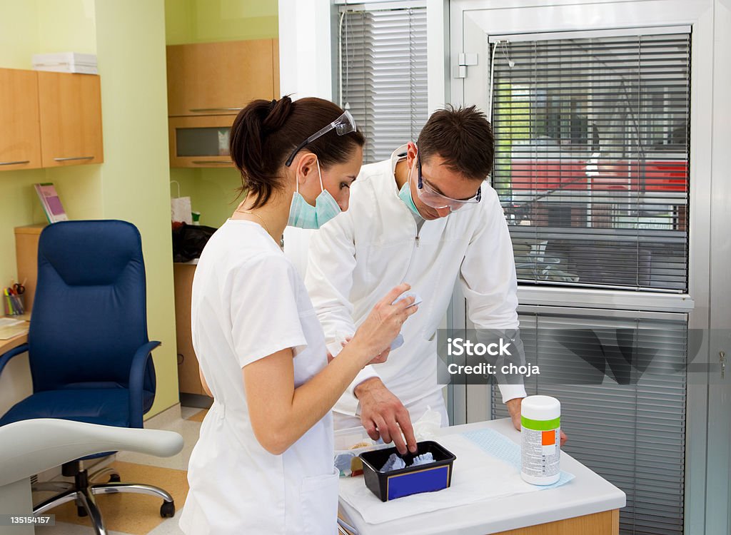 Equipo de dentista en work.nurse y al dentista comprobación postiza - Foto de stock de Artículo médico libre de derechos