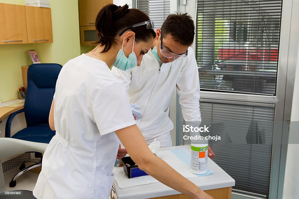 Zahnarzt team work.nurse und Zahnarzt Zahnersatz überprüfen - Lizenzfrei Fotografie Stock-Foto