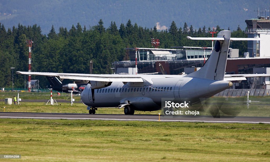 airplane landing turboprop comercial - Foto de stock de Aeropuerto libre de derechos