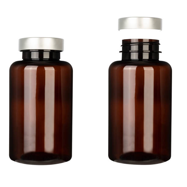bouteille en plastique d’emballage vide pour la recharge de produit médical isolée sur fond blanc. maquette - amber bottle photos et images de collection