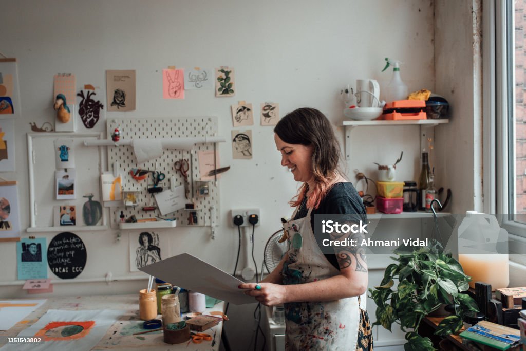 Printmaker Working Artist And Printmaker Working In Her Studio Stock Photo - Download ...