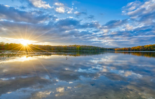 coucher de soleil vibrant sur le feuillage d’automne coloré au nord-est au parc d’état de gifford pinchot dans le sud de la pennsylvanie aux états-unis - the poconos region photos et images de collection