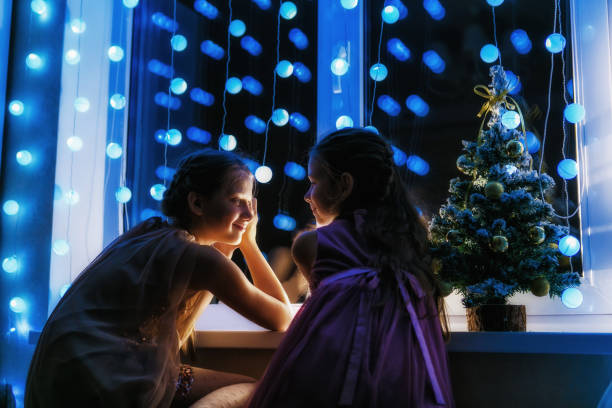 en la noche de navidad las hermanas esperando a papá noel. - christmas window santa claus lighting equipment fotografías e imágenes de stock
