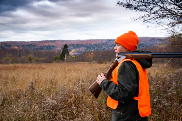 秋の風景の中で若いヒジハンター - pheasant hunter ストックフォトと画像