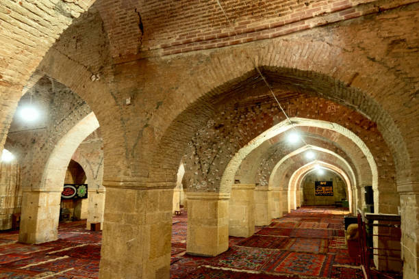 derbent, russie, 18 septembre 2021: intérieur de la mosquée médiévale juma. - ancient old traditional culture inside of photos et images de collection