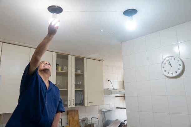 eletricista instala nova lâmpada na cozinha - led lighting equipment light bulb installing - fotografias e filmes do acervo