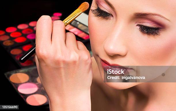 Aplicar Sombra De Ojos Maquillaje Artista Foto de stock y más banco de imágenes de Adulto - Adulto, Adulto joven, Agarrar