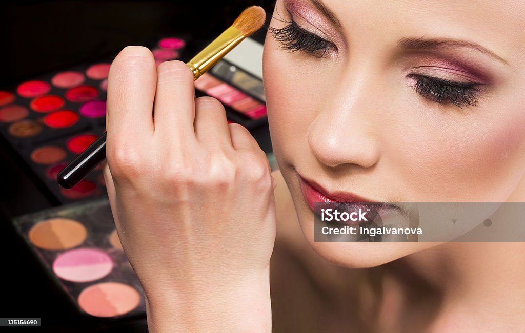 Artista de maquiagem aplicando sombra - Foto de stock de Adulto royalty-free