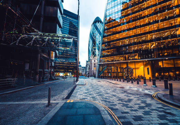 street view of the city of london street no distrito financeiro - london store - fotografias e filmes do acervo