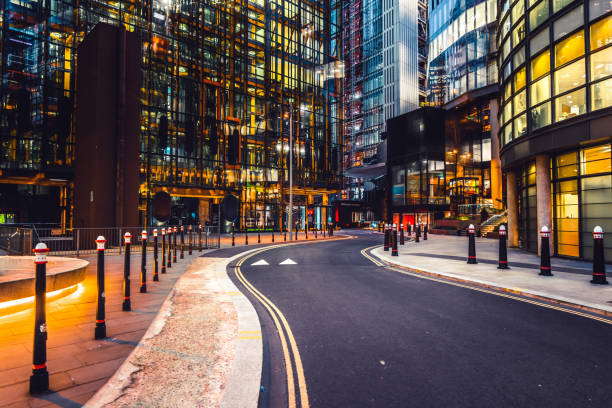 street view of the city of london street no distrito financeiro - london england night city urban scene - fotografias e filmes do acervo