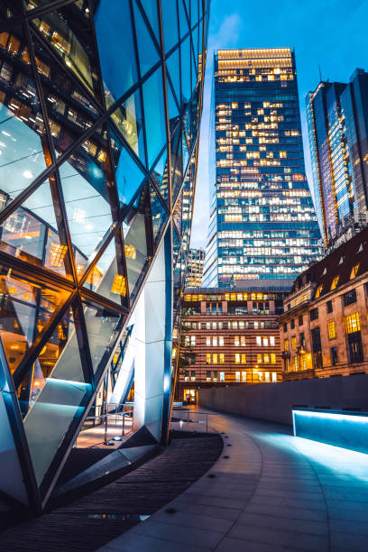 street view de la city of london street dans le quartier financier - glass architecture prosperity business photos et images de collection