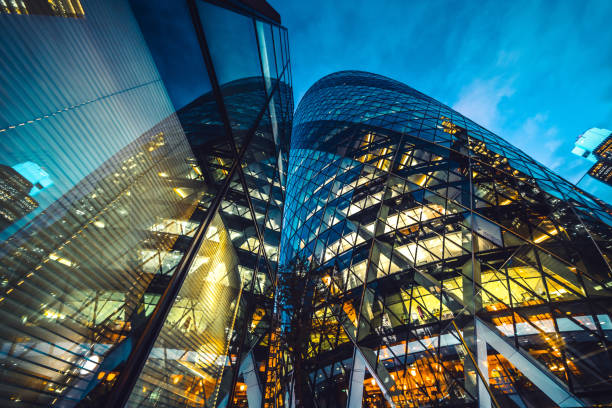 blick direkt auf die skyline des finanzviertels im zentrum londons - glass architecture prosperity business stock-fotos und bilder