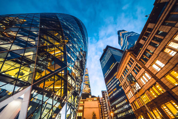 взгляд прямо на горизонт финансового района в центре лондона - glass architecture prosperity business стоковые фото и изображения